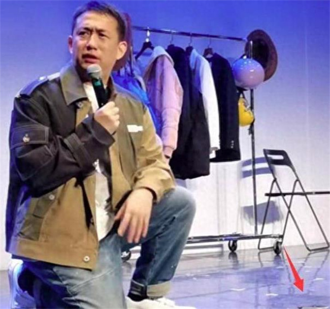黄磊在乌镇戏剧节摔手机引发争议