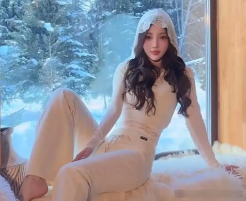 李小璐新疆度假美照曝光，44岁依旧少女感十足！